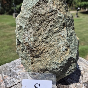 Grön opal-serpentin, natursten från Zimbabwe, skulpterande, grönt mineral, 1 stenbit, medelhård, gröna nyanser efter polering