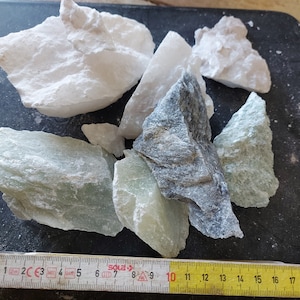 1 kg small pieces of soapstone and alabaster, soapstone, soft sculpting stone, various colors, small projects such as inlay jewelry