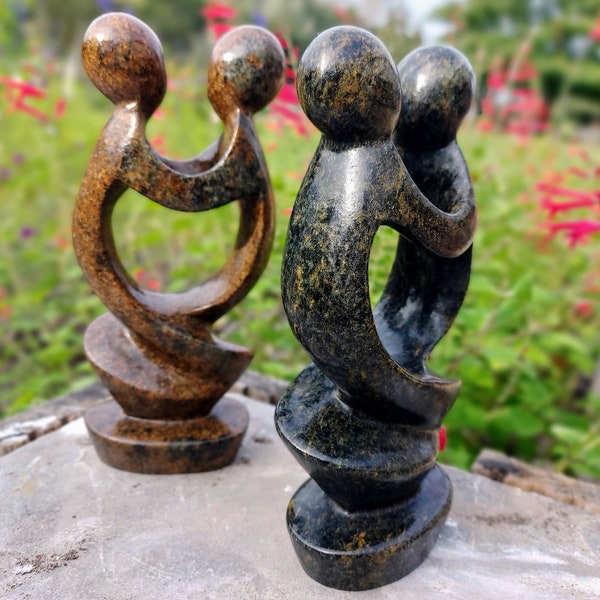 1 beeld in steen, een koppel in een kleurrijke serpentijnsteen, een beeld in natuursteen uit Zimbabwe; unieke decoratie, origineel cadeau