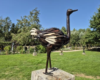 Esculturas de metal, avestruz hecha con bidones de aceite y otros metales reciclados, hermosa decoración de jardín.