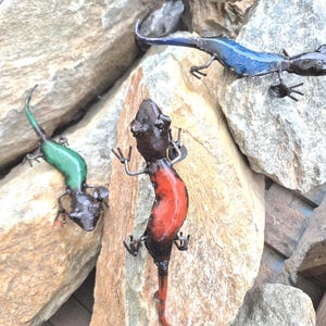 Salamandra de metal, decoración de pared de 3 piezas para uso interior o exterior, conjunto, decoración de jardín única, hecha a mano con material reciclado.