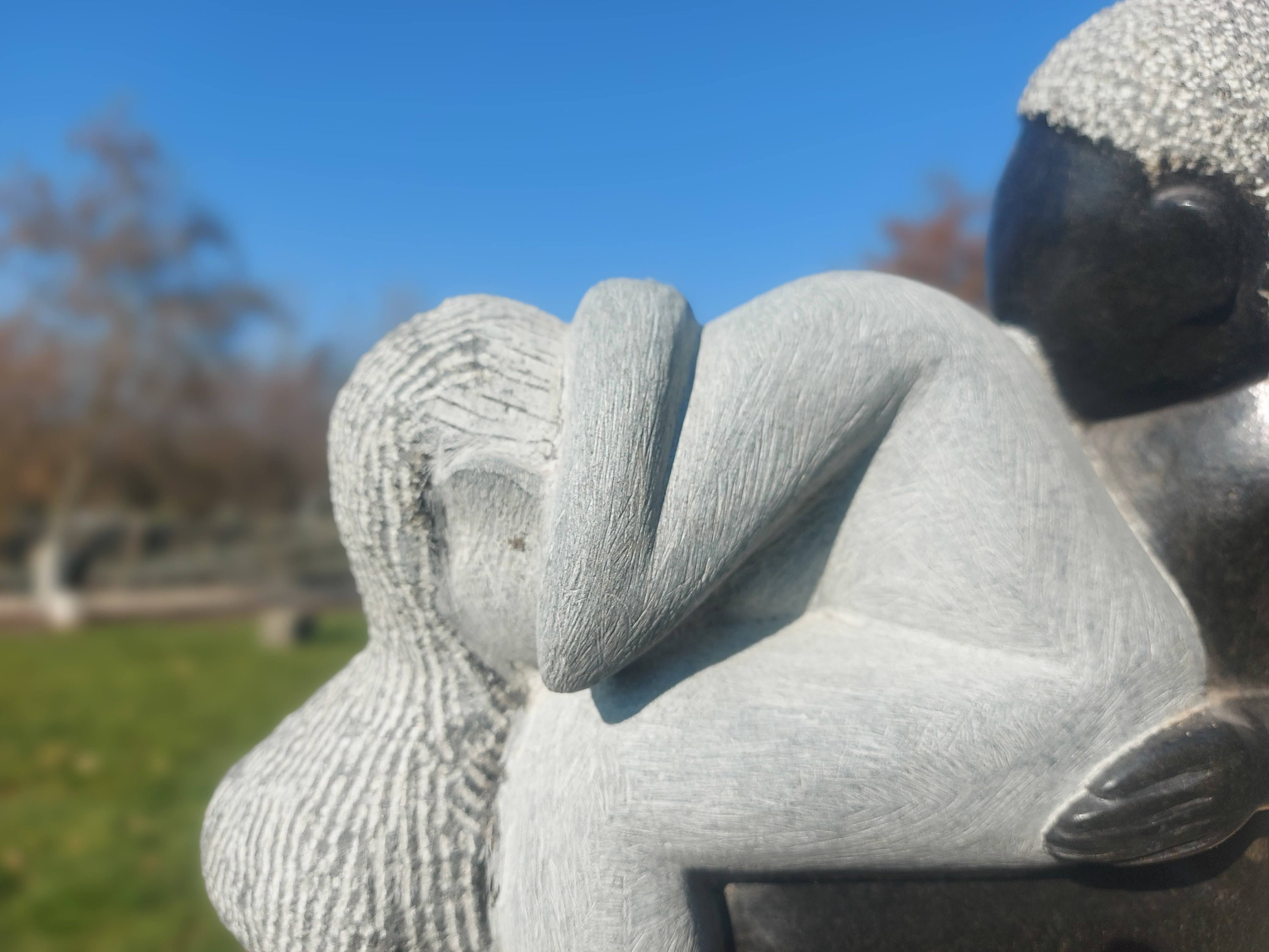 石像「ナイトシャドウ」、性的なポーズ、ショナアート ジンバブエ