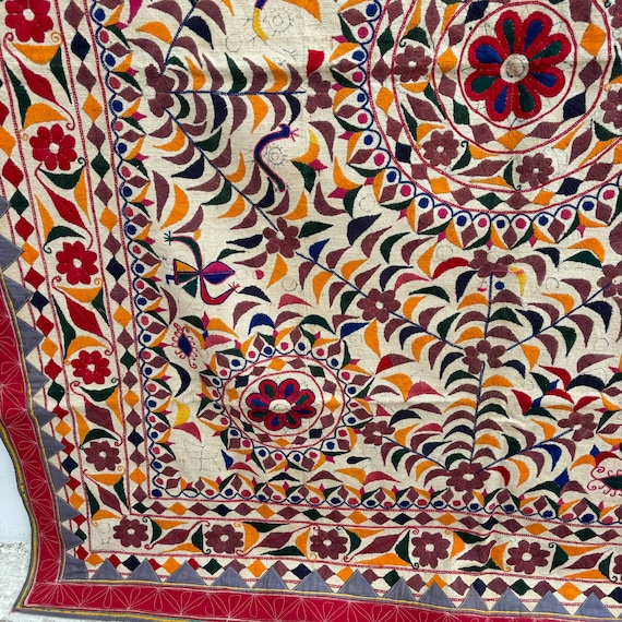 ヴィンテージ刺繍壁掛け：カラフルなアンティークテキスタイルアート