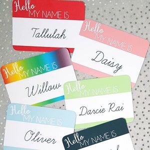 Hola mi nombre es tarjeta de nombre de bebé, personalizado hecho a medida, bebé arco iris, anuncio de bebé recién nacido, nombre del bebé, accesorio de foto para recién nacidos, bebé