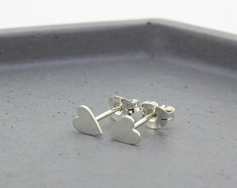Délicates puces d'oreilles en forme de cœur en argent sterling