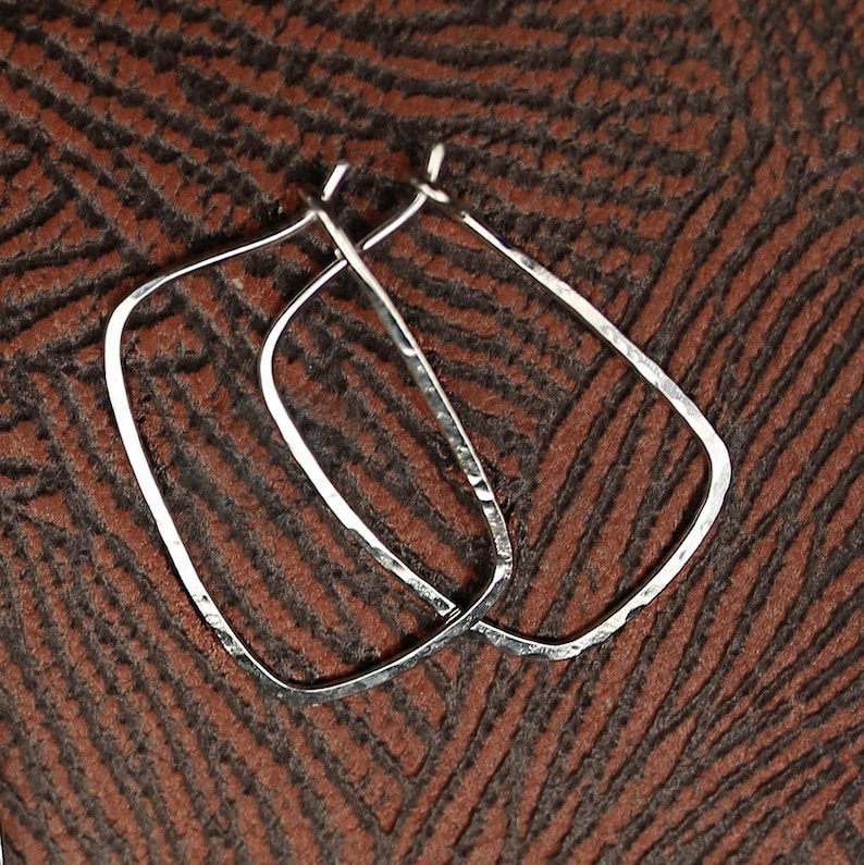 Hammered sterling silver minimalist geometric hoop earrings image 3