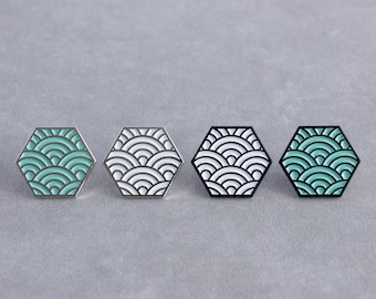 Épinglette hexagonale en émail doux motif Seigaiha