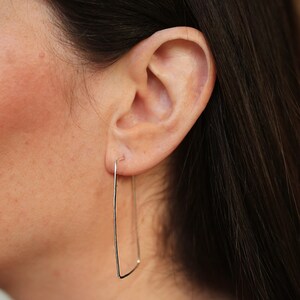 Hammered sterling silver minimalist geometric hoop earrings image 5