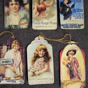 Sechs Vintage inspirierte Werbeschilder