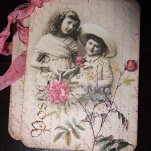 VIER Vintage Style Postkarte Mädchen mit Blumen Anhänger / Vintage Geschenkanhänger / Andenken / Stay-in-touch