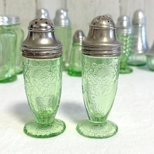 Vintage Florentine 2 Green Depression Glass Salt and Pepper Shakers, Uranium Reactive