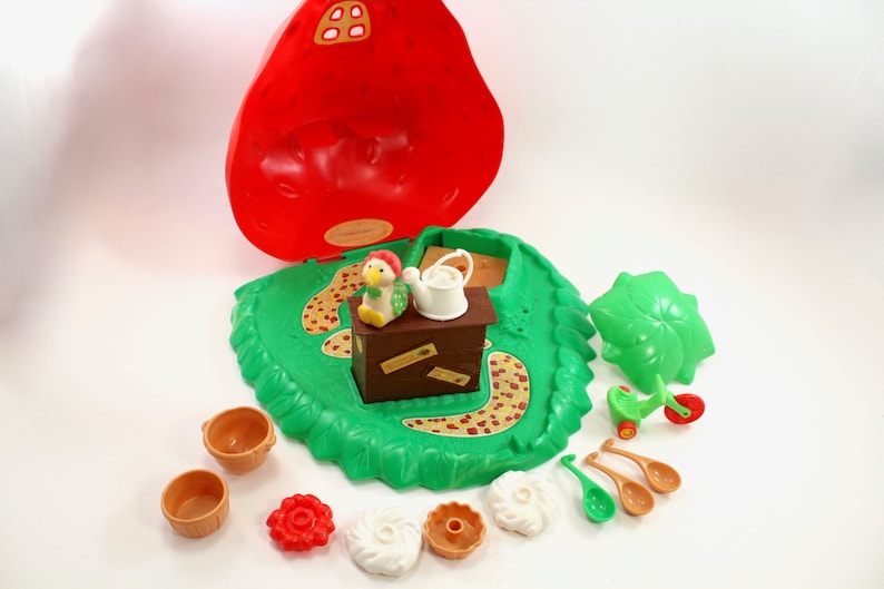 pies bake shop Vintage Strawberry Shortcake Berry Bake Shoppe case and accessories 1980 80s toys
