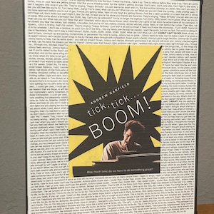 Może przedstawiać: Żółto-czarny plakat z dużym, pogrubionym napisem "tick, tick... BOOM!" Plakat przedstawia zdjęcie Andrew Garfielda, który siedzi przy pianinie i patrzy w obiektyw. Plakat zawiera również tekst "Ile czasu mamy, żeby zrobić coś wielkiego?"