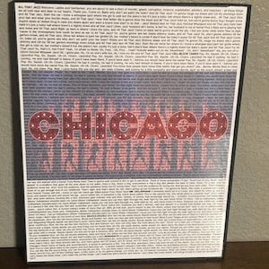 Puede incluir: Impresión enmarcada con la palabra "CHICAGO" en rojo, con una fuente estilizada, sobre un fondo de paisaje urbano y texto. La impresión está en un marco negro, ideal para decoración de pared.