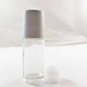 K&ouml;nnte beinhalten: Eine transparente Glasrollflasche mit wei&szlig;em Plastikverschluss und Rollkugel. Die Flasche ist leer und bereit, mit Ihrem Lieblings- &auml;therischen &Ouml;l oder Duft gef&uuml;llt zu werden.