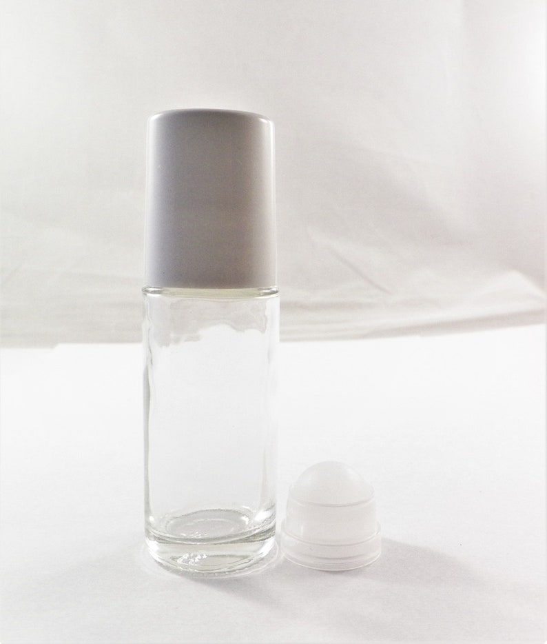 K&ouml;nnte beinhalten: Eine transparente Glasrollflasche mit wei&szlig;em Plastikverschluss und Rollkugel. Die Flasche ist leer und bereit, mit Ihrem Lieblings- &auml;therischen &Ouml;l oder Duft gef&uuml;llt zu werden.