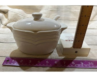 以下が含まれることがあります： 蓋、サイドハンドル、スプーン置きが付いた白い陶器製のボウルで、シェブロン模様が施されています。紫色の定規で幅が約15cm、垂直の定規で高さが7.5cmであることが確認できます。