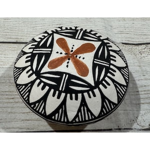Acoma Pueblo Pottery Signed I.R.M. Seed Pot New Mexico Native American Tub10