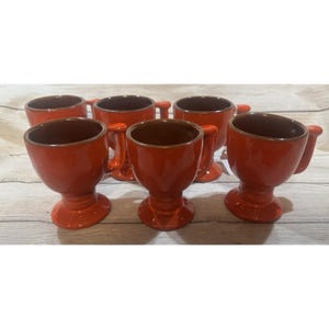 Set med 6 vintage Frankoma Pottery Westwind Flame röda orange piedestalmuggar #C13