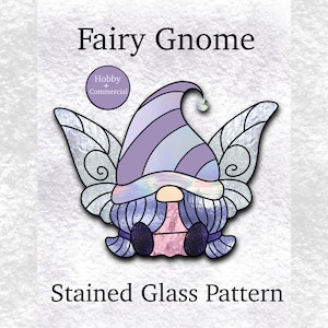 Puede incluir: Un patrón de vitral de un gnomo de hada con alas moradas y azules. El gnomo lleva un gorro morado y azul con una franja blanca. El patrón está etiquetado como "Hobby + Commercial" y "Stained Glass Pattern".