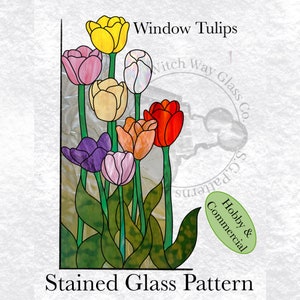 Puede incluir: Patrón de vitral para una ventana con un ramo de tulipanes coloridos. El patrón se titula "Window Tulips" y es de Witch Way Glass Co.