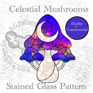 Puede incluir: Un patrón de vidriera con un diseño de hongo celestial. El hongo tiene una tapa morada y azul con una luna creciente y un tallo blanco. Se muestra el texto "Celestial Mushrooms" y "Stained Glass Pattern".