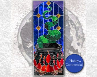 Puede incluir: Patrón de vitral de un caldero con humo verde que sale de él, sobre un fondo azul y morado con detalles dorados. El caldero está sobre un lecho de llamas rojas. El texto "Midnight Spellwork" está en la parte superior de la imagen y "Stained Glass Pattern" en la parte inferior.