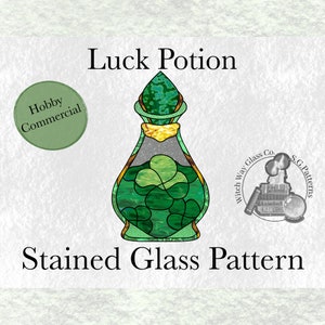 Può includere: Uno schema di vetro colorato per una bottiglia di pozione verde e dorata con trifogli a quattro foglie all'interno. Il titolo "Luck Potion" è sopra la bottiglia e "Stained Glass Pattern" è sotto. L'immagine include anche un logo per Witch Way Glass Co. con il testo "S.G. Patterns".