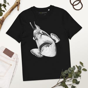 T-shirt Unisex in Cotone Bio con Pesce Balestra Grafico Colorato - Stampa Pesce Moda Sostenibile Ispirata all’Oceano - Miglior Tshirt da Sub