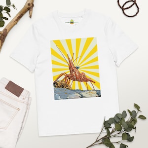 T-shirt unisex in cotone bio con gamberetto funky, stampa pesce e sole. Sostenibile, ispirato all’oceano, ideale per subacquei