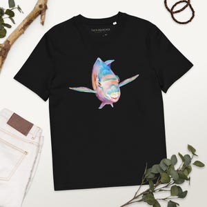 Camiseta unisex de algodón orgánico con estampado de pez loro en acuarela - Ropa sostenible inspirada en el océano - La mejor camiseta de buceo