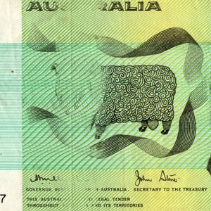 Könnte beinhalten: Ein grüner australischer Banknote mit einem stilisierten Schafdesign. Der Schein trägt den Text "AUSTRALIA" oben und "GOVERNOR, RESERVE BANK OF AUSTRALIA" und "SECRETARY TO THE TREASURY" unten. Der Schein enthält auch den Text "THIS AUSTRALIAN CURRENCY IS LEGAL TENDER THROUGHOUT AUSTRALIA AND ITS TERRITORIES".