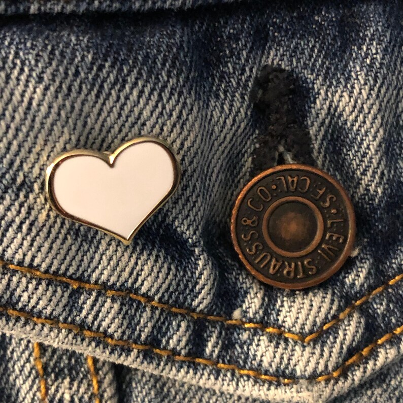 Heart Enamel Pin: White Design (1/2-Inch Size) afbeelding 4