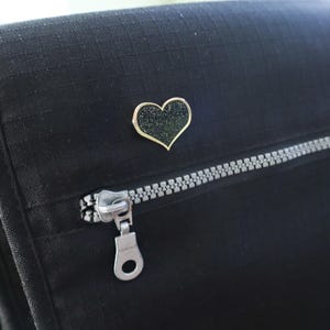 Pin de corazón para el apoyo al duelo - Esmalte negro con purpurina imagen 8
