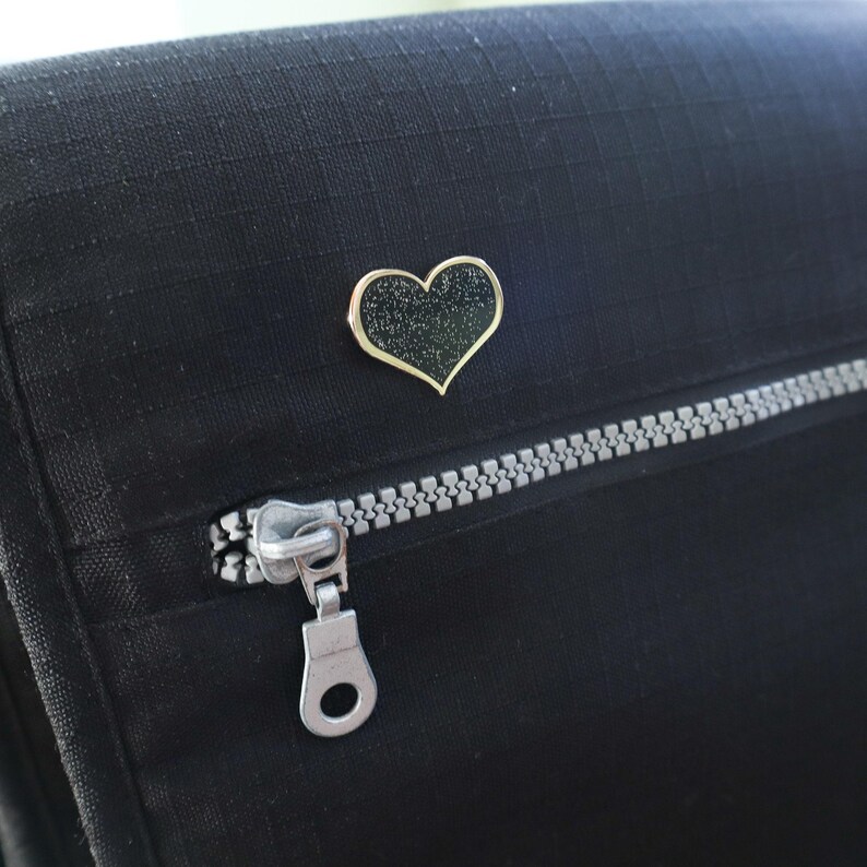 Pin de corazón para el apoyo al duelo - Esmalte negro con purpurina imagen 8