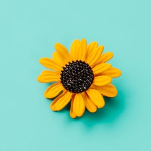 Sunflower Enamel Pin – Realistic 1-Inch Yellow Flower Lapel Pin for Jackets, Backpacks & Gifts