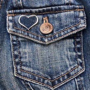Pin de corazón para el apoyo al duelo - Esmalte negro con purpurina imagen 4