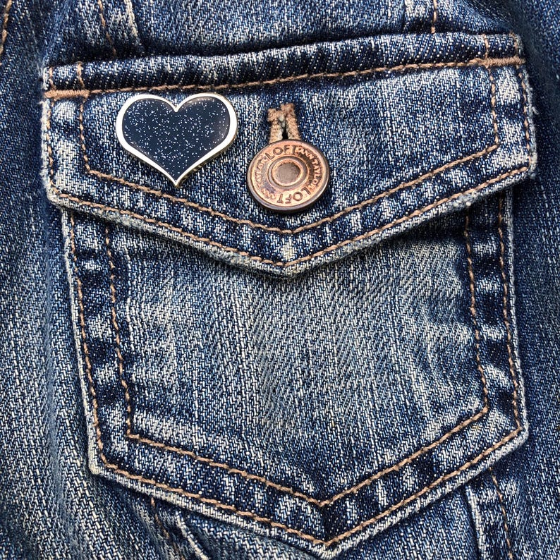 Pin de corazón para el apoyo al duelo - Esmalte negro con purpurina imagen 4
