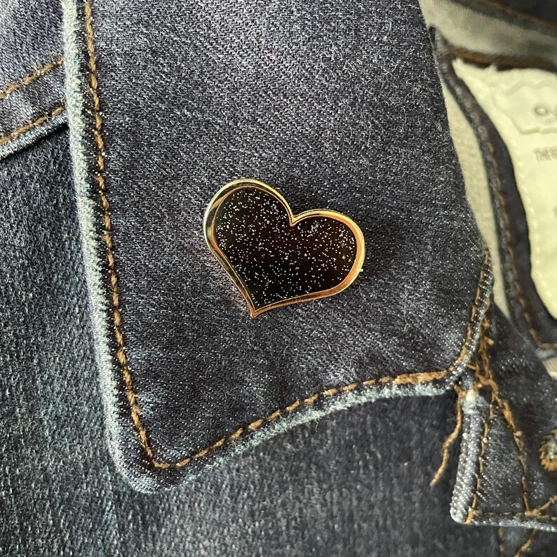 Pin de corazón para el apoyo al duelo - Esmalte negro con purpurina imagen 10