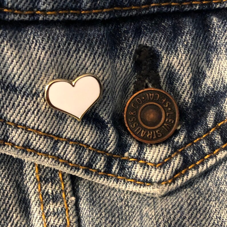 Heart Enamel Pin: White Design (1/2-Inch Size) afbeelding 2