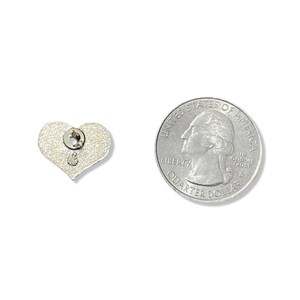 Heart Enamel Pin: White Design (1/2-Inch Size) afbeelding 6