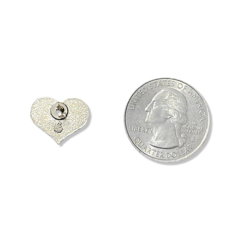 Heart Enamel Pin: White Design (1/2-Inch Size) afbeelding 6