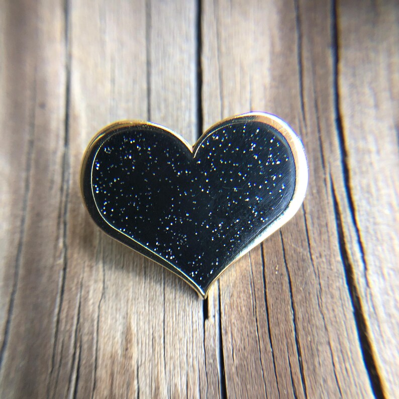 Pin de corazón para el apoyo al duelo - Esmalte negro con purpurina imagen 6