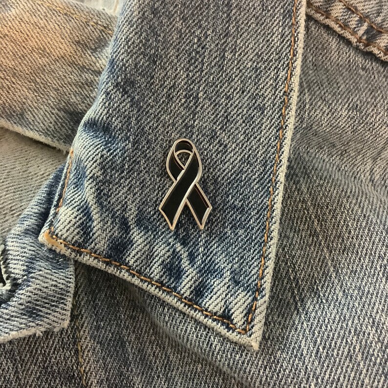 Melanoma remembrance lapel pins Sleep Disorders Mourning Narcolepsy Sleep Apnea Black awareness ribbon pins V2-911