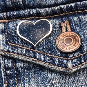Pin de corazón para el apoyo al duelo - Esmalte negro con purpurina imagen 3