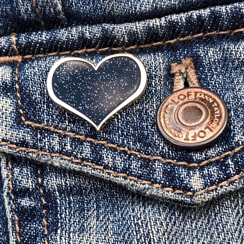 Pin de corazón para el apoyo al duelo - Esmalte negro con purpurina imagen 3