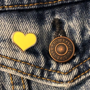 Épingle en émail coeur jaune 1/2 pouce