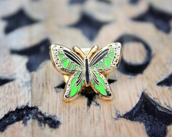 Pin esmaltado de mariposa verde lima y negra – 1,9 cm – Símbolo de renovación audaz y transformación intrépida