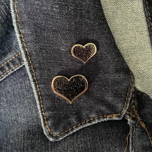 Pin de corazón para el apoyo al duelo - Esmalte negro con purpurina imagen 9