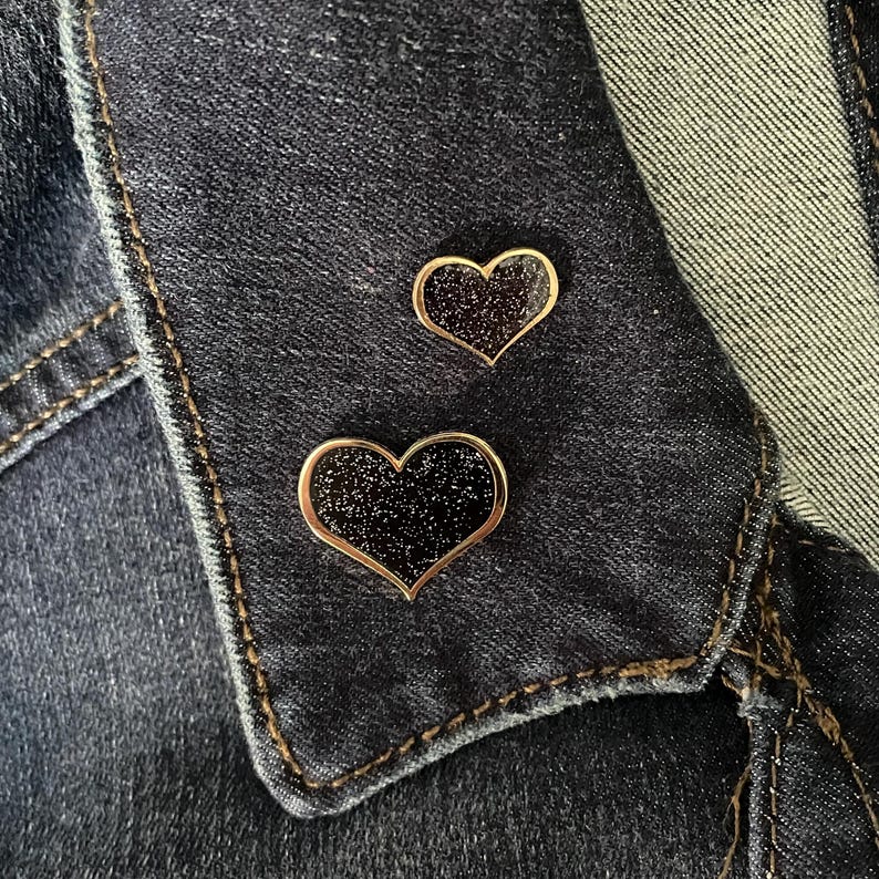 Pin de corazón para el apoyo al duelo - Esmalte negro con purpurina imagen 9
